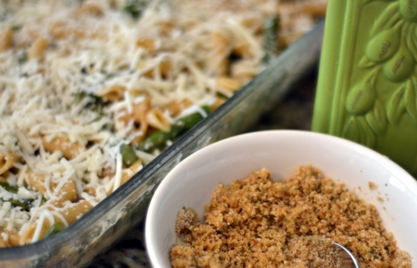 1. Этап. Макароны по-французски: 3. Когда макароны, спаржа и бульон будут в форме, добавим соус. Смешаем для этого подтаявшее масло, сливки, тертую моцареллу и специи. Перемешаем, добавим лук с остатками масла, опять перемешаем. Теперь же эту всю смесь посыпаем смесью из муки и панировочных сухарей.