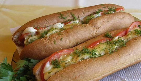 1. Этап. Хот-дог с капустой: 8. Украшаем хот-доги зеленью, кусочками помидора или на что хватит фантазии. Приятного аппетита!