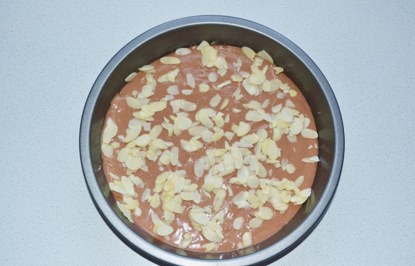 1. Этап. Шоколадный бисквит на кефире: По желанию сверху присыпьте миндальными хлопьями. Отправьте форму в разогретую до 180 градусов духовку.