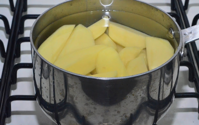 1. Этап. Картофельные котлеты в панировочных сухарях: Клубни картофеля очистите от шкурки и нарежьте некрупными кусочками. Отварите картофель до готовности в слегка подсоленной воде. Чем мельче нарезан картофель, тем быстрее он приготовится.