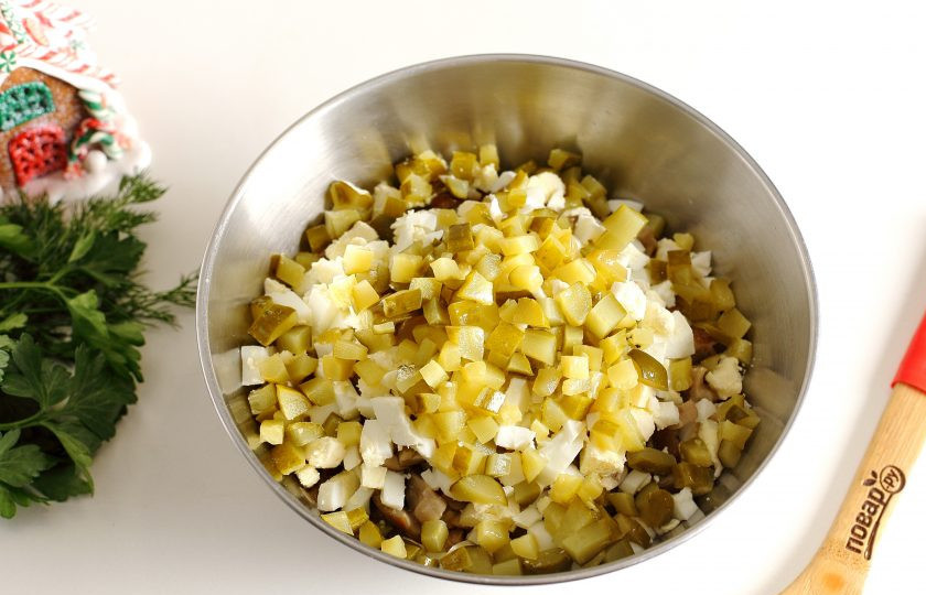 1. Этап. Салат Новогодняя сказка: Аналогично нарежьте соленые огурцы.