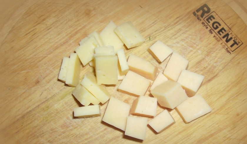 1. Этап. Диетические рыбные котлеты: 4. Если хотите внести в это блюдо еще одну изюминку, то небольшими кубиками нужно порезать твердый сыр, лучше всего достаточно соленый.