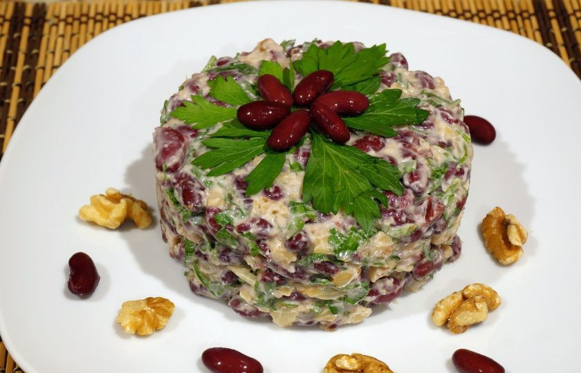 1. Этап. Лобио из консервированной фасоли: Добавляем майонез. Перемешайте. По вкусу посолите и поперчите. Попробуйте: если чего-то не хватает, добавьте. Подавайте салат к столу. Приятного аппетита!