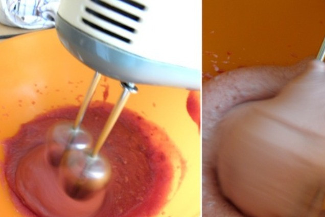 1. Этап. Мусс из вишни: Остывший мусс взбейте с помощью миксера.