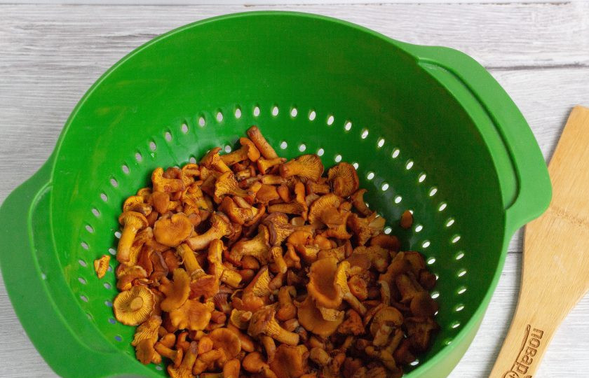 1. Этап. Деревенский суп с лисичками: Затем откиньте грибы на дуршлаг.