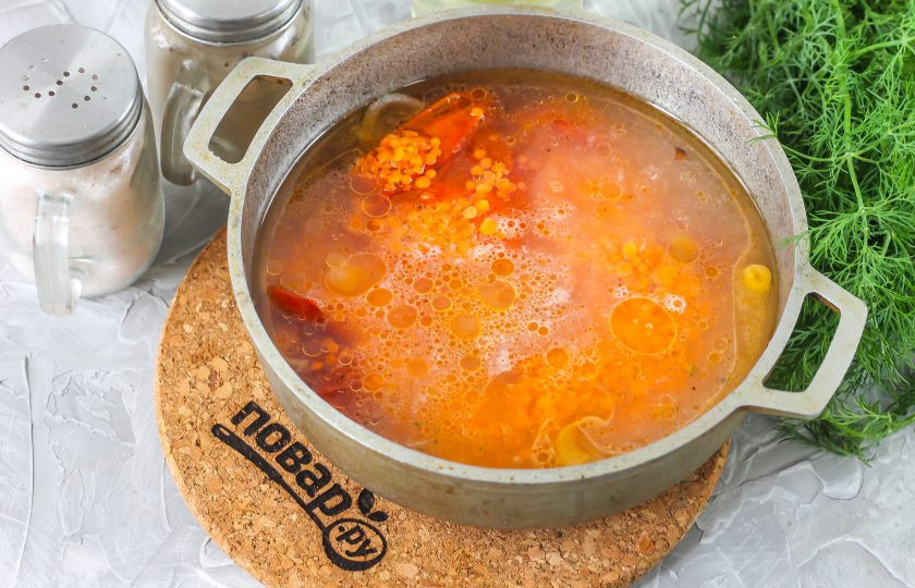 1. Этап. Чечевица с вялеными помидорами: Влейте горячую воду, посолите и отварите все на умеренном нагреве примерно 25 минут. Пряности добавлять не нужно, так как они уже содержатся в масле от томатов.