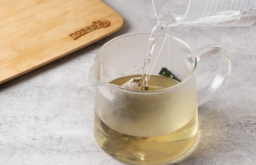 1. Этап. Имбирно-лаймовый лимонад на основе зеленого чая: Залейте зелёный чай кипятком и оставьте на 10 минут.