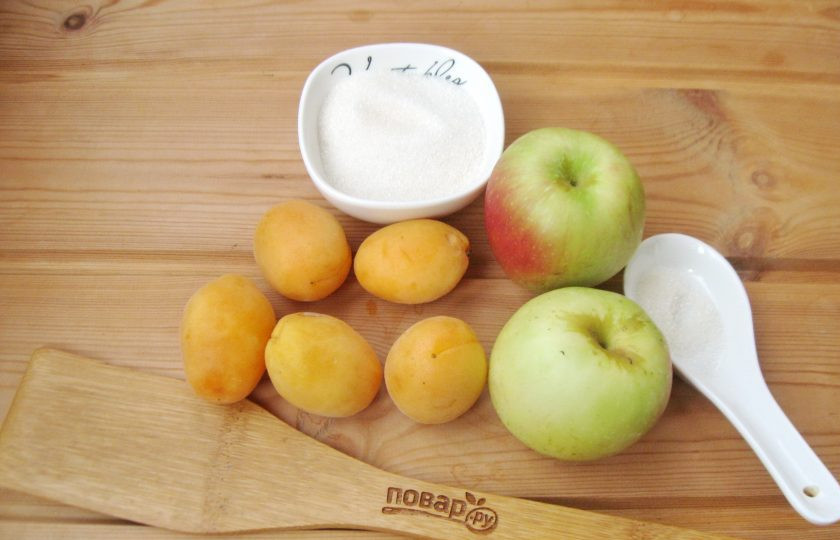 1. Этап. Компот из абрикосов и яблок на зиму: Подготовьте ингредиенты для приготовления компота из яблок и абрикосов.