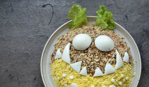 1. Этап. Салат Приручить дракона 2024: Крыльями у дракоши служат листья салата. А глаза и острые зубки вырезаю из отложенного яичного белка. Веки и зрачки оформляю из водорослей нори. Как думаете получилось у меня приручить дракона?