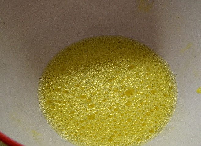 1. Этап. Омлет по-гречески: 2. Яйца взбить со щепоткой соли. При желании можно добавить немного перца или любимых специй.