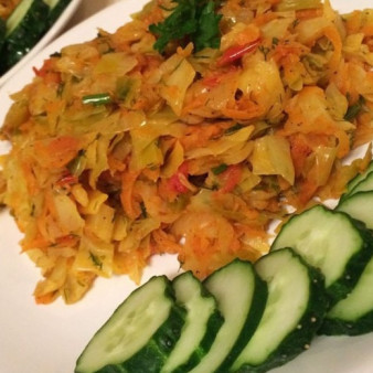 Тушеная капуста с помидорами