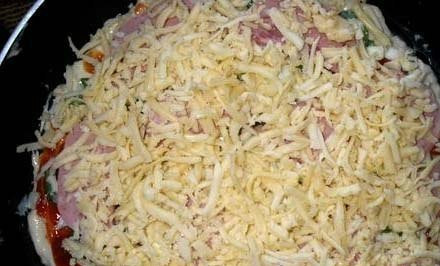 1. Этап. Пицца на сковороде с сыром: 3. После этого потрите сыр и добавьте приправы. Я использовала твердые сорта сыра и нежирный майонез. При желании можете посыпать все зеленью петрушки.