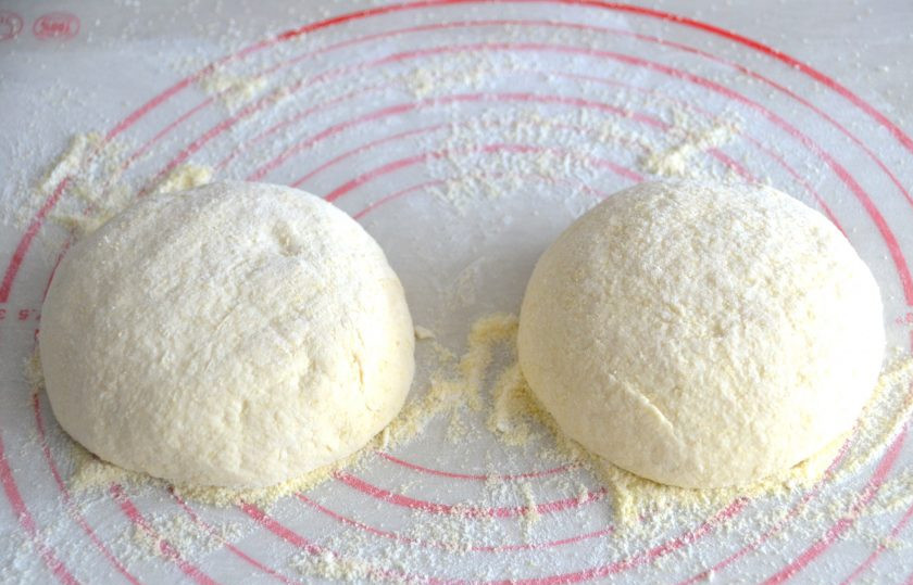 1. Этап. Марокканский хлеб: Присыпьте рабочую поверхность стола смесью муки и семолины, выложите тесто, разделите на 2 части, подкатайте в шар. Оставьте на 10 минут.