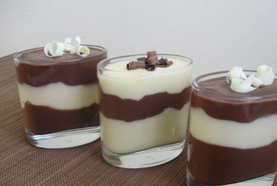 1. Этап. Шоколадно-ванильный пудинг: 4. Для подачи десерта в стаканчики наливаем обе массы слоями, в холодильник их ставить не нужно, подаем блюдо не горячим, а теплым, украшаем шоколадом.