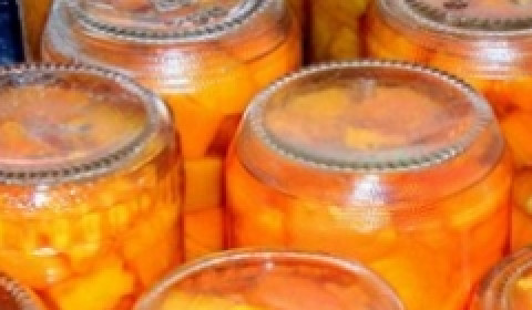 1. Этап. Компот из тыквы на зиму: Компот разлить по банкам и закатать.