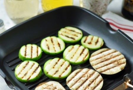 1. Stage. Grilled salmon steak: Wash the zucchini and eggplant and cut into circles. Fry the grill on a dry frying pan on both sides until golden. Vegetables should remain a little crunchy.