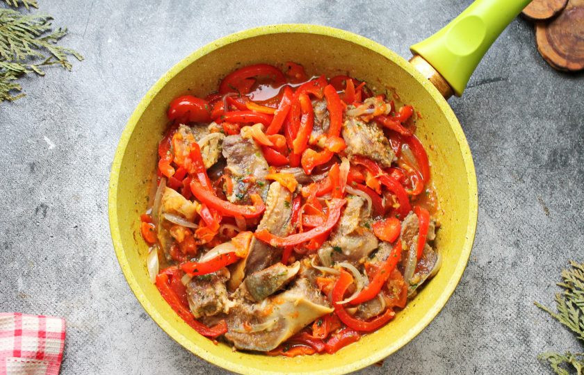 1. Этап. Говяжьи губы с овощами: Сковороду закройте крышкой, убавьте огонь и готовьте все в течение 10-12 минут. Готовые говяжьи губы с тушеными овощами разложите по тарелкам и подавайте к столу.