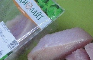 1. Этап. Яблочно-сливочный паштет из индейки: Грудку нарежьте на средние кусочки