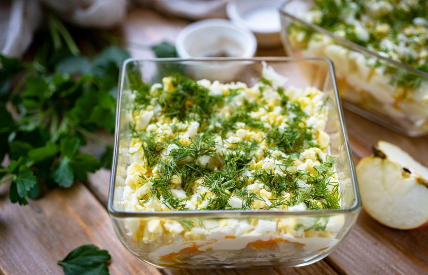 1. Этап. Салат Сельдь под одеялом: Поверх яичного слоя выложите мелко порубленный свежий укроп. Отправьте миску с готовым салатиком на час в холодильник, а затем подавайте к столу. Приятного аппетита!