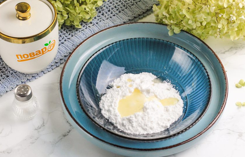 1. Этап. Сладкая помадка для булочек: Сахарную пудру высыпьте в пиалу или креманку. Влейте туда же сок лимона. Можно использовать концентрированный сок, разводя его холодной водой 1:3.