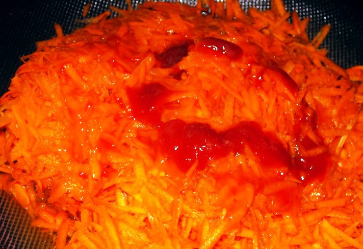 1. Этап. Салат из тушеной моркови: Морковь потрите на терке, посолите и поперчите, добавьте кетчуп и протушите на сковороде до готовности.