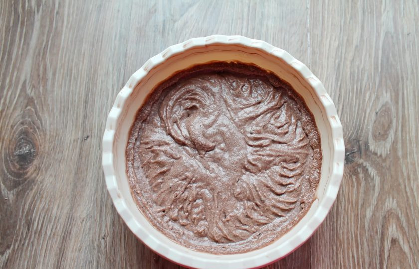 1. Этап. Шоколадный манник с вишней: Смешайте обе массы и перемешайте до однородного теста.