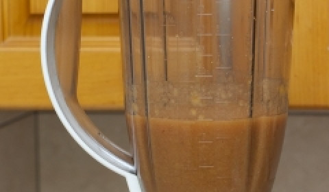 1. Этап. Ткемалевый соус: Измельчаем сливы в блендере.