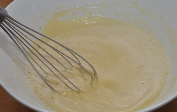 1. Этап. Мясо в кляре по-китайски: 2. Теперь можно приступить к приготовлению кляра. В небольшую мисочку отправить яйцо со щепоткой соли и перца, взбить немного и добавить пиво.