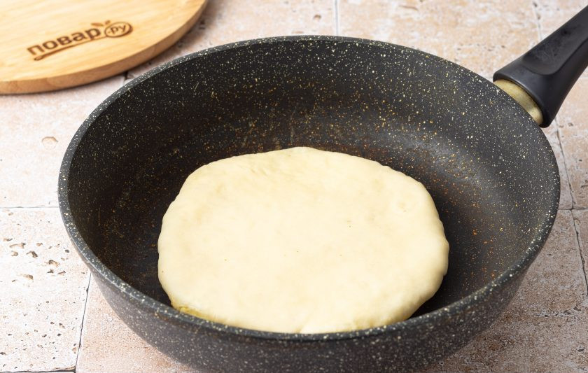 1. Этап. Чуду с картошкой и сыром: Обжарьте лепешки на сухой сковороде до золотистого цвета с двух сторон.