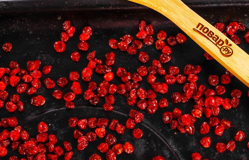 1. Этап. Сушка калины: Просушите 40-50 минут при температуре 70-80 градусов, слегка приоткрыв дверцу духовки. Затем выключите и остудите на холоде примерно 2 часа. Снова просушите такое же количество времени и т.д., пока результат вас не порадует! Для длительного хранения ягоды лучше хорошо засушить, для недолгого хранения их можно оставить слегка влажными.