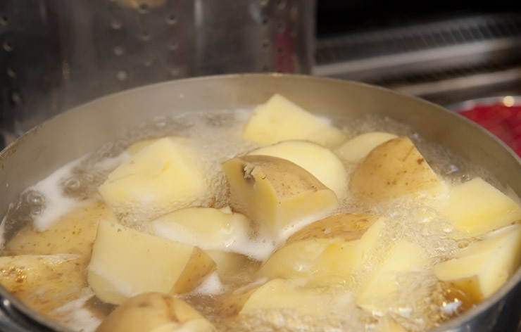 1. Этап. Пюре из картофеля и пастернака: Заливаем кастрюлю с картофелем и пастернаком водой и доводим до слабого кипения. Готовим, пока картофель не станет нежным, проверяем на готовность, протыкая его вилкой.