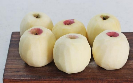 1. Этап. Яблочный фреш: 2. Очистите от кожуры, если она плотная.