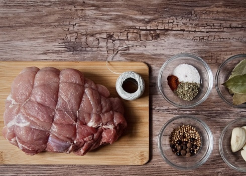 1. Этап. Свиная лопатка в рукаве: Мясо тщательно промоем и обсушим бумажными полотенцами. Затем свяжем его хлопчатобумажными!!! нитками, формируя удобную для нарезки форму. Подготовим необходимые нам специи.