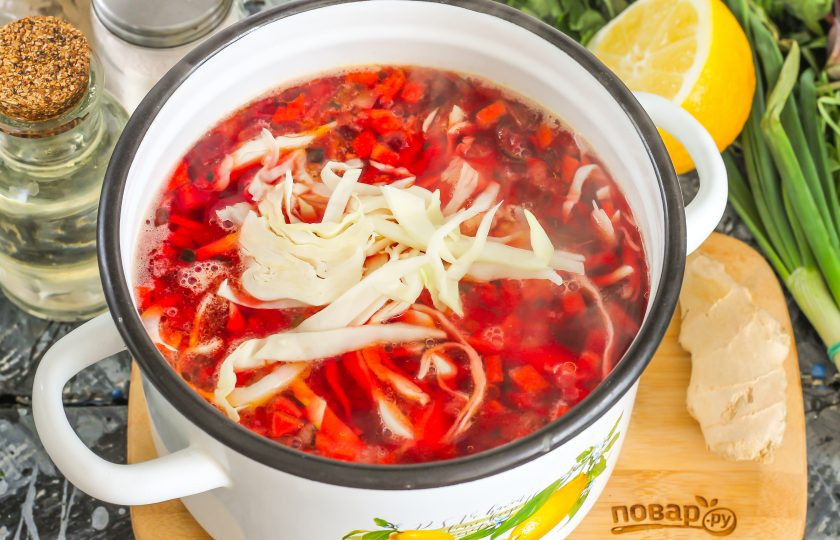 1. Этап. Борщ с имбирем: Нарежьте белокочанную капусту, добавьте в кастрюлю. Сразу же влейте лимонный сок, иначе капуста 