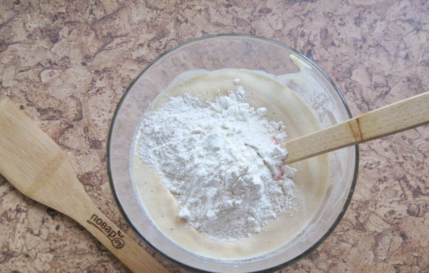 1. Этап. Кекс Сникерс: Добавьте ванильный сахар, соль, разрыхлитель. Постепенно всыпьте муку и влейте вторую половину нормы молока.