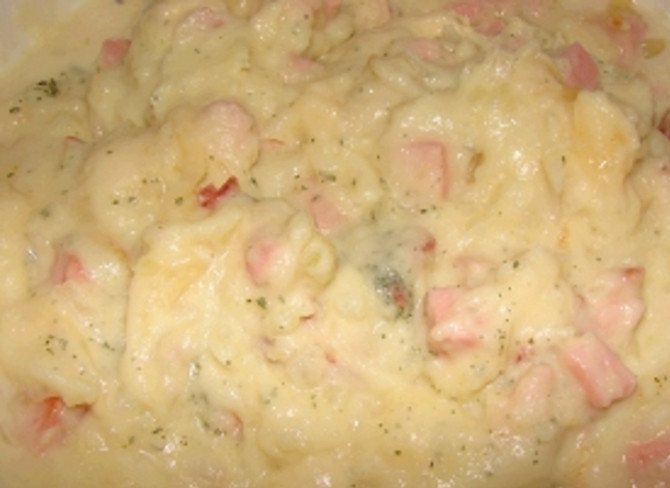 1. Этап. Пюре с мясом: Перемешиваем пюре и мясо между собой. Добавляем в смесь взбитое яйцо, все перемешиваем. Блюдо можно переложить в горшочки, предварительно смазав их сливочным маслом.