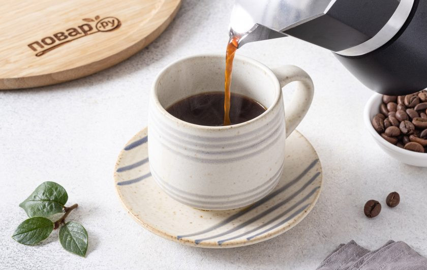 1. Этап. Кофе с корицей: Перелейте кофе в кружку, добавьте по вкусу кленовый сироп.