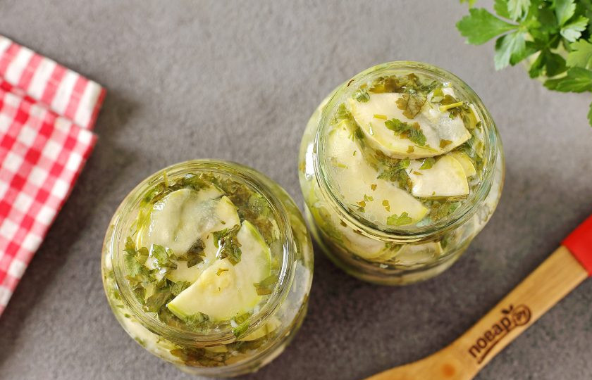 1. Этап. Кабачки Хризантема на зиму: Затем переложите заготовку в подготовленные (обработанные) баночки. Накройте стерильными крышками и стерилизуйте их 20 минут. Для этого на дно кастрюли выложите чистое вафельное полотенце, сверху банки, залейте водой так, чтобы она была чуть больше половины и кипятите необходимое время. Крышками в этот момент, банки закручивать пока не надо.