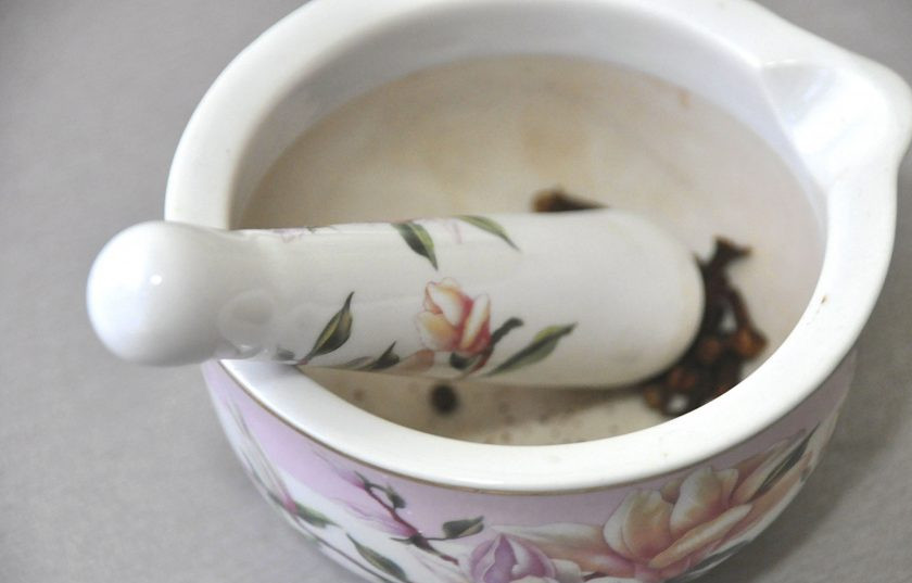 1. Этап. Путассу под маринадом: Измельчите в ступке перец и гвоздику.