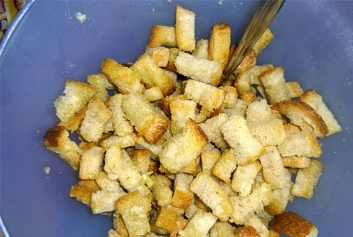 1. Этап. Гренки с чесноком в духовке: Теперь заливаем их нашей чесночной заправкой и быстренько перемешиваем. Затем посыпаем солью (можно использовать и другие специи) и еще раз перемешиваем. Сухарики готовы, и нам остается только предложить их гостям. Приятного всем аппетита!!