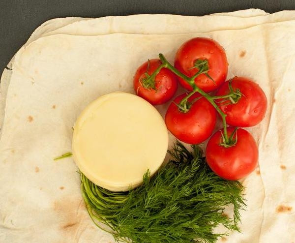 1. Этап. Лаваш с адыгейским сыром и зеленью: 1. Я этот рецепт позаимствовала у своей знакомой, которая готовила такой лаваш с адыгейским сыром и зеленью к своему юбилею. Эту закуску сразу по достоинству оценили гости. Готовится она максимально просто.