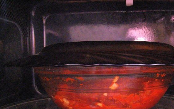 1. Этап. Итальянский соус для макарон: Готовьте соус в микроволновке под крышкой на полной мощности в течение 5 минут.