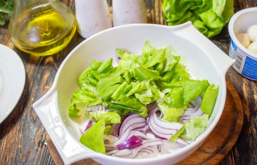 1. Этап. Салат с маринованными огурцами, помидорами и сыром: Добавьте листья салата, порвав их на небольшие кусочки.