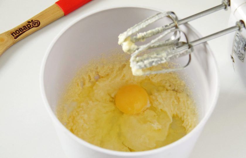 1. Этап. Шоколадное печенье с джемом: Добавьте яйцо.