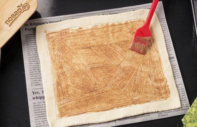 1. Этап. Пирог с грушей из бездрожжевого теста: Смажьте тесто растопленным сливочным маслом со специями.