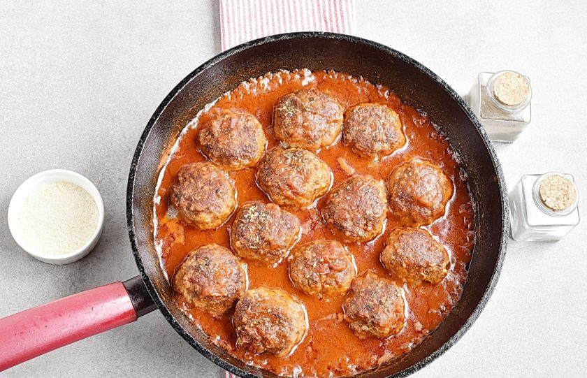 1. Этап. Итальянский ужин: Влейте в сковороду томатный соус. Добавьте в соус немного воды от пасты, перемешайте до вашей любимой густоты. Посыпьте блюдо орегано, убавьте нагрев и тушите под крышкой минут 10.