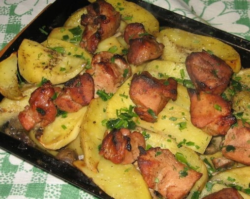 1. Этап. Картофель со свининой и грибами: 7. Блюдо готово. Аккуратно выложите горячее на большое блюдо и подавайте.