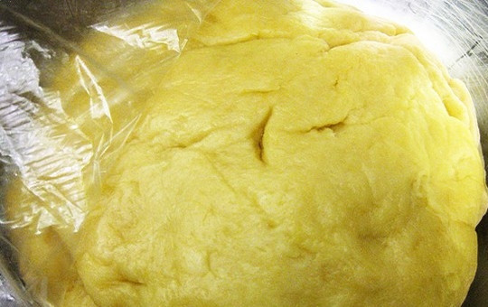 1. Этап. Шакер-бура: Замесите тесто. Оно должно отставать от рук, быть мягким и однородным. Заверните тесто в пищевую пленку и оставьте на 30 минут при комнатной температуре.