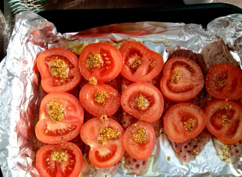 1. Этап. Мясо по-французски на Новый год: Разогрейте духовку до 180 градусов. Форму для запекания застелите фольгой и смажьте оливковым маслом. Помидоры нарежьте ломтиками толщиной в 1 см и положите поверх мяса, смажьте горчицей.