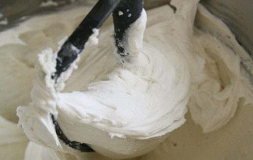 1. Этап. Сливочный крем для украшения торта: 3. Спустя минуту всыпайте сахар и взбивайте на низкой скорости, затем увеличьте скорость и добавьте сливки, ваниль.